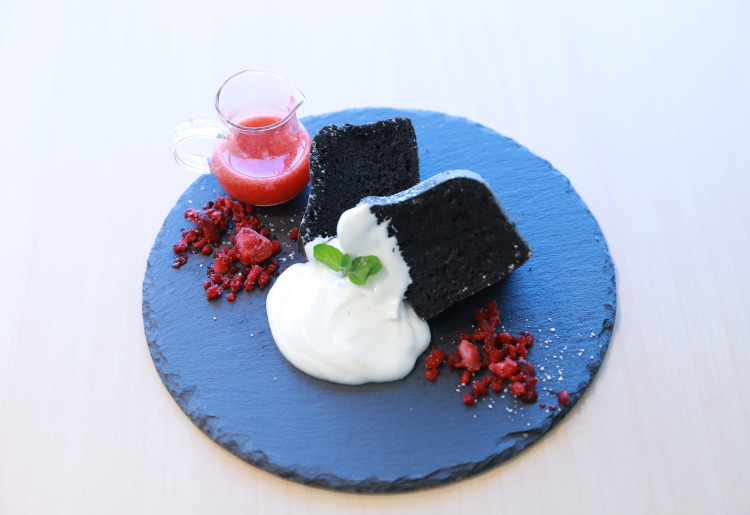 ▼シフォンケーキ　ベリーソース付き